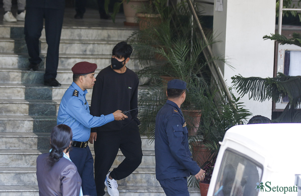 बलात्कारको आरोप लागेका क्रिकेटर सन्दीप लामिछाने जिल्ला अदालत काठमाडौंमा म्याद थप पछि बाहिरिँदै। तस्बिर : नवीनबाबु गुरुङ/सेतोपाटी